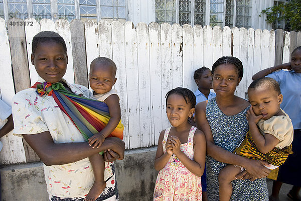 Kinder mit jüngeren Geschwistern in den Straßen von Quelimane  Mosambik  Afrika