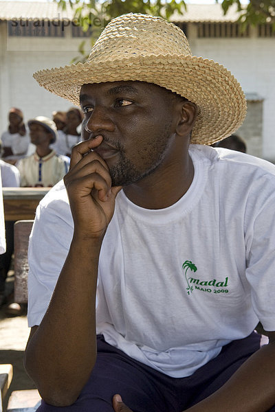 Ein Mann stützt nachdenklich sein Kinn  Quelimane  Mosambik  Afrika
