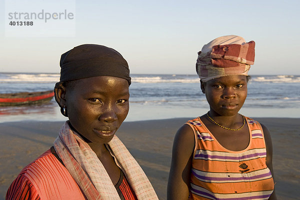 Frauen warten auf die Fischerboote um Fisch zu kaufen  Strand nördlich von Quelimane  Mosambik  Afrika