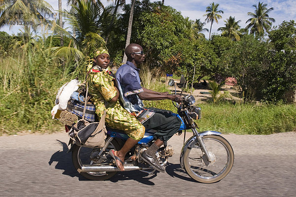 Ein Mann und eine Frau transportieren ihre Einkäufe auf einem Motorrad  Quelimane  Mosambik  Afrika