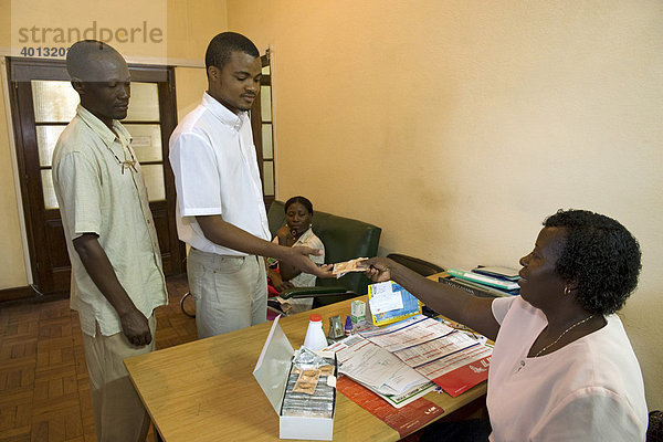 In einer Firma werden Kondome kostenlos an die Angestellten verteilt  Quelimane  Mosambik  Afrika