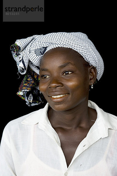 Portrait einer Frau mit Kopftuch  Quelimane  Mosambik  Afrika