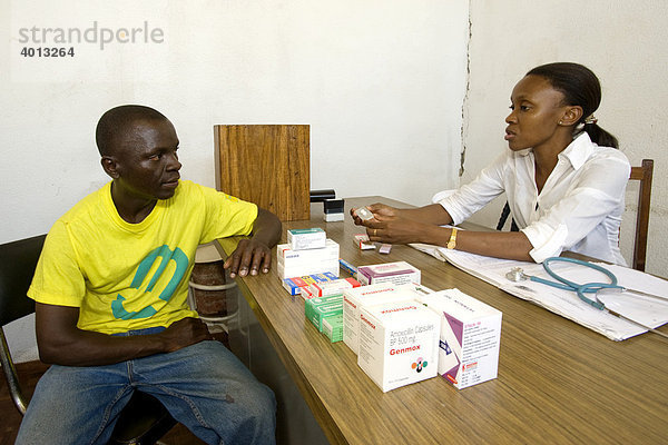 HIV AIDS Beratung eine Betriebsärztin berät einen Fabrikarbeiter  Quelimane  Mosambik  Afrika