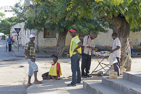 Straßenhändler verkaufen air time für Mobiltelefone  Quelimane  Mosambik  Afrika