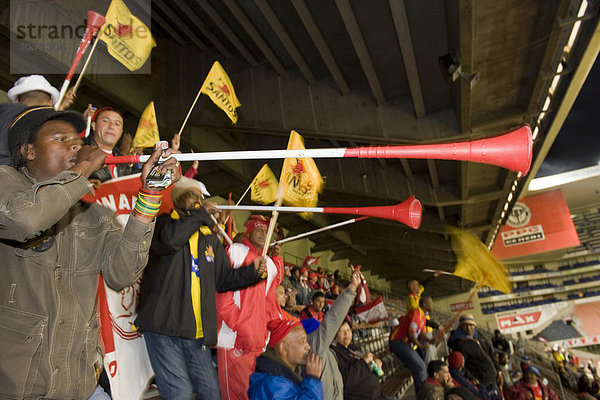 Fußballfans mit Vuvuzelas  Newlands Stadion  Kapstadt  Südafrika