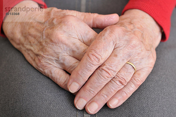 Faltige Hände einer Seniorin
