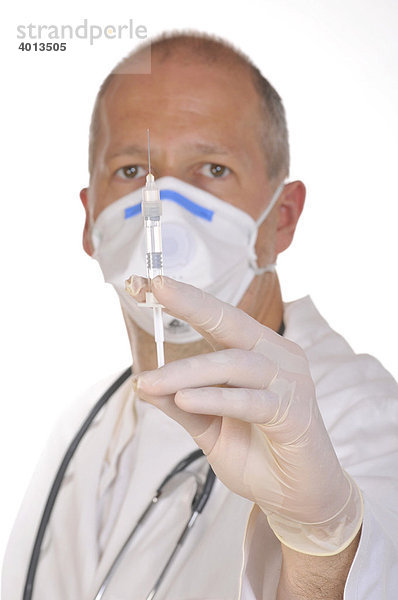 Arzt mit virensicherem Mundschutz und Spritze