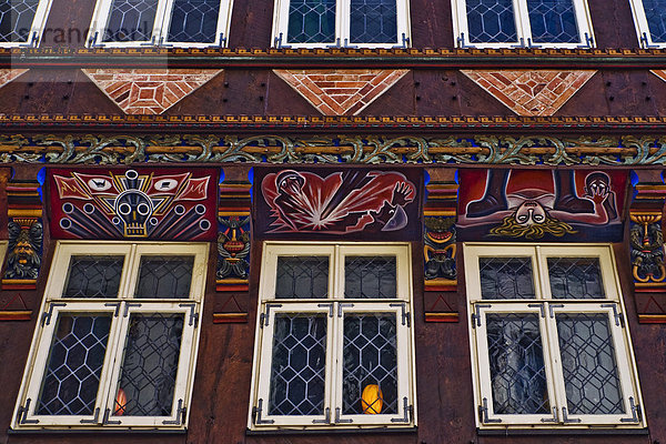 Detail der Fassade des Knochenhaueramtshauses am Marktplatz  Hildesheim  Niedersachsen  Deutschland  Europa