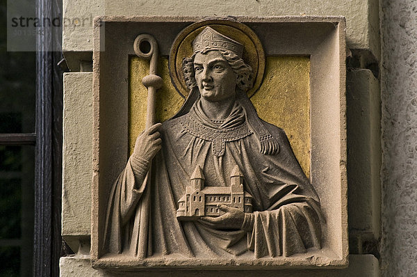 Reliefdarstellung des Hl. Bernward an einer Hausfassade nahe des Doms  Hildesheim  Niedersachsen  Deutschland  Europa