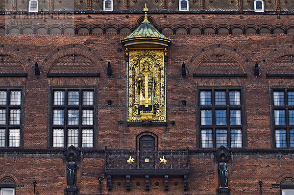 Fassade des Rathauses mit vergoldeter Figur des Stadtgründers Bischof Absalon  Kopenhagen  Dänemark  Skandinavien  Europa