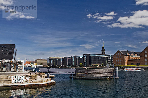 Blick von der königlichen Bibliothek  dem Schwarzen Diamanten über den Kanal zum Stadtteil Christianshavn  Kopenhagen  Dänemark  Skandinavien  Europa