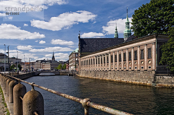 Blick entlang eines Kanals im Stadtzentrum  Kopenhagen  Dänemark  Skandinavien  Europa