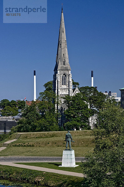 Blick vom Wall des Kastells zur St. Albans Church  davor ein Kriegerdenkmal  Kopenhagen  Dänemark  Skandinavien  Europa