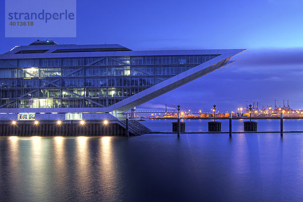 Modernes Bürogebäude Dockland an der Elbe in der Abenddämmerung  Fischereihafen  Fischmarkt St. Pauli  Hamburger  Hafen  Hamburg  Deutschland