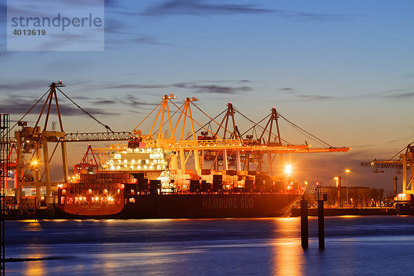 Containerschiff Monte Pascoal in der Nacht bei der Containerverladung am Containerterminal Burchardkai im Hamburger Hafen an der Elbe  Hamburg  Deutschland