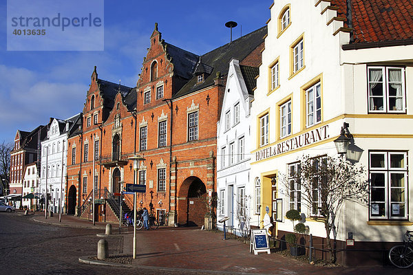 Rathaus und Giebelhäuser auf Glückstädter Marktplatz  Altstadt von Glückstadt  Schleswig-Holstein  Deutschland