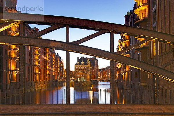 Poggenmühlenbrücke mit Durchblick auf das Wasserschlösschen  Wasserschloss  Hamburger Speicherstadt im Abendlicht  Hamburg  Deutschland