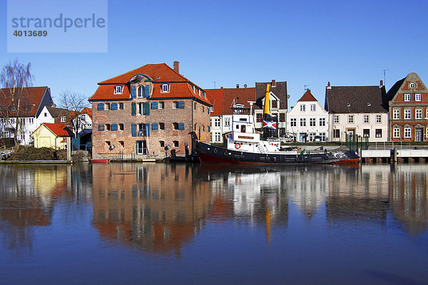 Alter Salzspeicher  altes Schiff Schlepper Flensburg sowie historische Häuser am Hafen  Altstadt von Glückstadt  Schleswig-Holstein  Deutschland