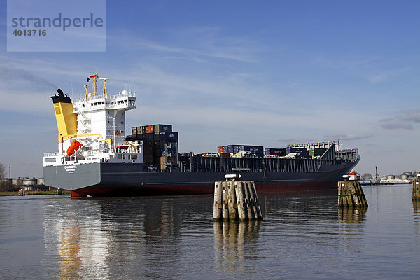 Schiff auf dem Nord-Ostsee-Kanal  Containerschiff Charlotta bei Brunsbüttel  Kreis Dithmarschen  Schleswig-Holstein  Deutschland