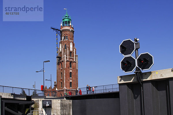 Alter Leuchtturm in Bremerhaven  Bremerhavener Oberfeuer Loschenturm oberhalb von Schleusentoren zur Einfahrt in den Hafen  Bremerhaven  Freie Hansestadt Bremen  Deutschland