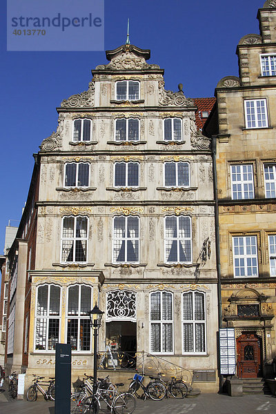 Historisches Haus im Rokoko Stil auf Marktplatz in der Bremer Altstadt  als Sparkasse genutzt  Freie Hansestadt Bremen  Deutschland  Europa