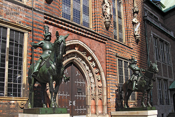 Herold-Statuen in Ritterrüstung auf Pferd  Osteingang Bremer Rathaus  historische Altstadt von Bremen  UNESCO Weltkulturerbe  Freie Hansestadt Bremen  Deutschland  Europa