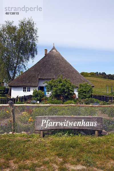 Reetgedecktes Haus  Pfarrwitwenhaus mit Bauerngarten  Gross Zicker  Mönchsgut  Insel Rügen  Ostseeküste  Mecklenburg-Vorpommern  Deutschland  Europa