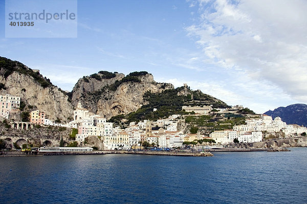 Blick vom Leuchtturm zum Hafen  Amalfi  Costiera Amalfitana  Amalfiküste  UNESCO Weltkulturerbe  Kampanien  Italien  Europa