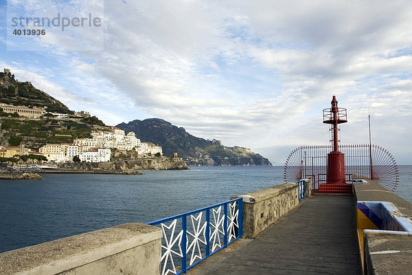 Blick vom Leuchtturm zum Hafen  Amalfi  Costiera Amalfitana  Amalfiküste  UNESCO Weltkulturerbe  Kampanien  Italien  Europa