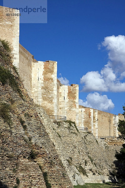 Burg Lucera aus dem 13ten Jahrhundert  erbaut von Friedrich II  Erweiterungen von Karl I  Lucera  Apulien  Italien  Europa