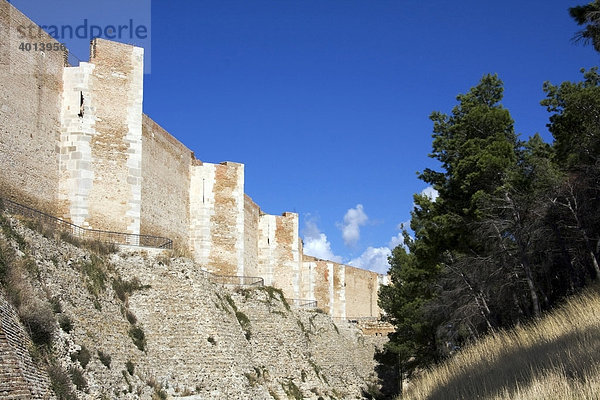 Burg Lucera aus dem 13ten Jahrhundert  erbaut von Friedrich II  Erweiterungen von Karl I  Lucera  Apulien  Italien  Europa