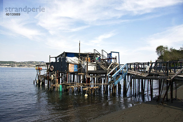 Skurille Fischerhütte am Meeresufer  Golf von Baia  Bacoli  Pozzuoli  Neapel  Kampanien  Italien  Europa