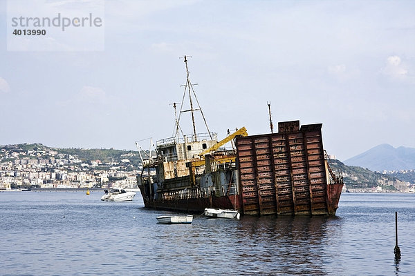 Versunkenes Frachtschiff im Hafen von Bacoli  Pozzuoli  Neapel  Kampanien  Italien  Europa