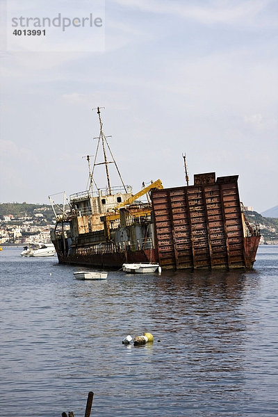 Versunkenes Frachtschiff im Hafen von Bacoli  Pozzuoli  Neapel  Kampanien  Italien  Europa