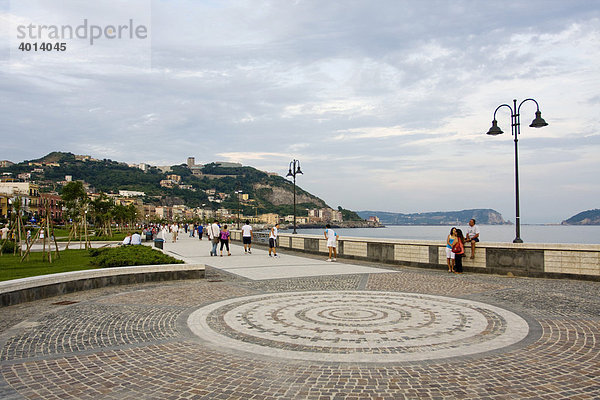 Die neue Strandpromenade  Pozzuoli  Puteoli  Neapel  Kampanien  Italien  Europa