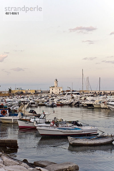 Boote im Hafen von Manfredonia  hinten der Leuchtturm  Gargano  Foggia  Apulien  im Süden von Italien  Europa