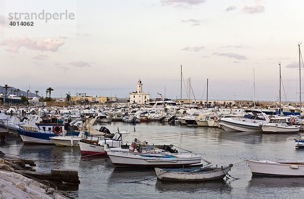 Boote im Hafen von Manfredonia  hinten der Leuchtturm  Gargano  Foggia  Apulien  im Süden von Italien  Europa