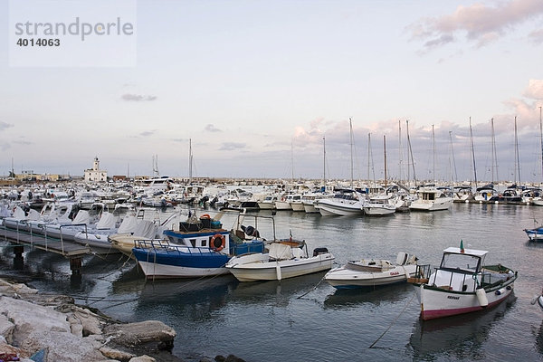 Boote im Hafen von Manfredonia  Gargano  Foggia  Apulien  im Süden von Italien  Europa