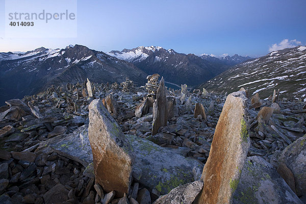 Steinmandln in der Nähe des Friesenbergsees  Zillertaler Alpen  Nordtirol  Österreich  Europa
