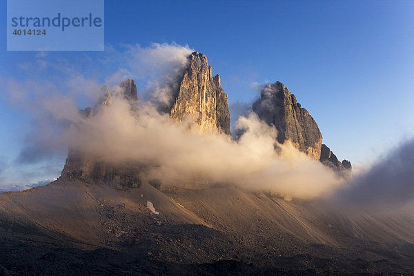 Drei Zinnen in Wolken  Sextener Dolomiten  Südtirol  Italien  Europa