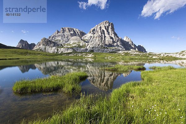 Dreischusterspitze spiegelt sich in Bödenseen  Sextener Dolomiten  Südtirol  Italien  Europa