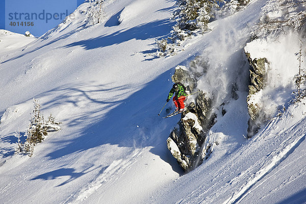 Freestyler springt im Gelände  Pass Turn  Kitzbühler Alpen  Nordtirol  Österreich  Europa