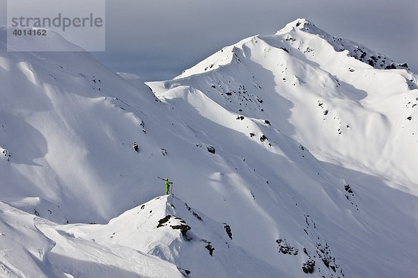 Freerider inmittten tiefverschneiter Berge  Blick auf Gilfert  Tuxer Alpen  Hochfügen Zillertal  Nordtirol  Österreich  Europa