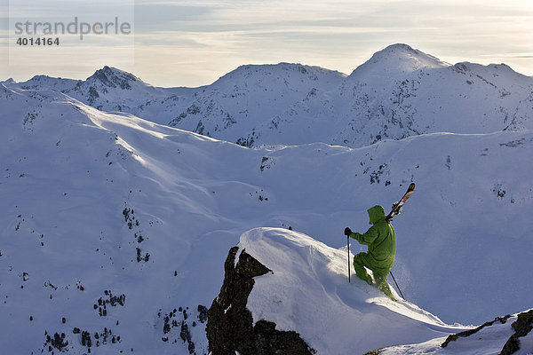 Freestyler auf dem Weg zur Abfahrt  Hochfügen  Zillertal  Tuxer Alpen  Nordtirol  Österreich  Europa