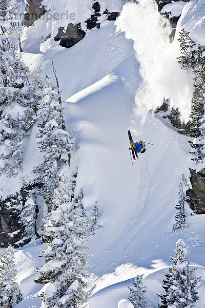 Freestyler mach Salto im Gelände  Kaltenbach  Zillertal  Nordtirol  Österreich  Europa