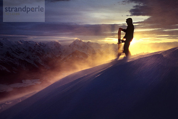 Snowboarder im Schneesturm  Blick auf Karwendelgebirge  Nordtirol  Österreich  Europa
