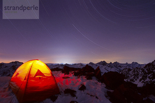 Beleuchtetes Zelt mit Blick über die Bergspitzen der Ötztaler Alpen  Nordtirol  Österreich  Europa
