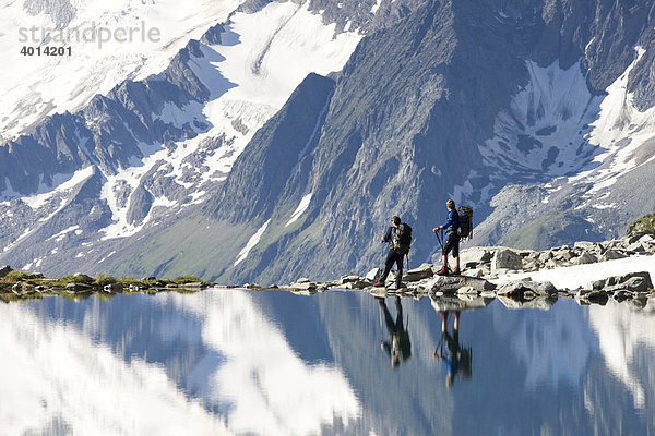 Wanderer am Ufer des Friesenbergsees  Zillertaler Alpen  Nordtirol  Österreich  Europa