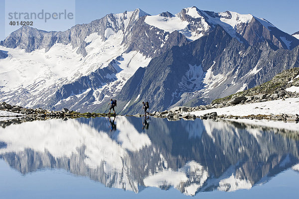 Wanderer am Ufer des Friesenbergsees  Zillertaler Alpen  Nordtirol  Österreich  Europa