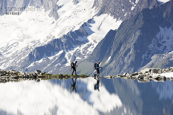 Wanderer am Ufer des Friesenbergsees  Zillertaler Alpen  Nordtirol  Österreich  Europa